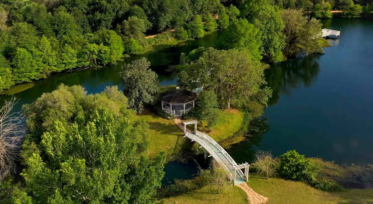 Accessible Luxury Glamping Texas: 10 Best Stays 2026 11 BlissWood Bed and Breakfast Ranch,