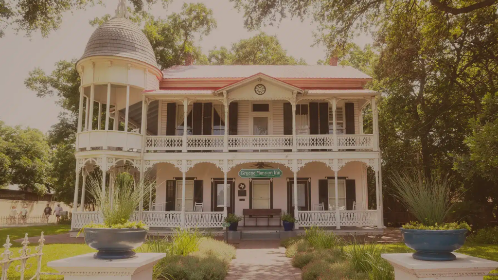 10 Dreamy Romantic Weekend Getaways Near San Marcos (2026 Love Guide) 4 Gruene Mansion Inn: A Victorian Stay Above the River