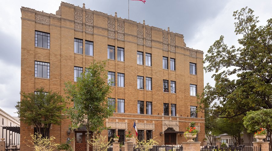 10 Dreamy Romantic Weekend Getaways Near San Marcos (2026 Love Guide) 8 The Faust Hotel: Historic Charm in Downtown New Braunfels