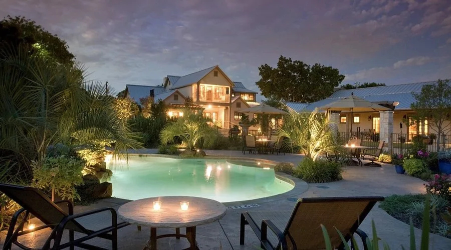 15 Best Vacation Spots in Texas for Couples (2026 Guide) 18 Where to Stay: Inn on Lake Granbury & Hotel Lucy
